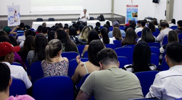 Palestra na Unimar discute tratamento de cães com leishmaniose