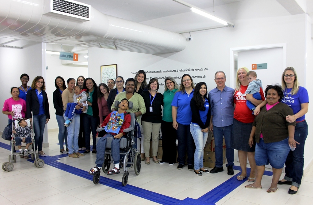 Unimar e Hospital doam roupas ao Amor de Criança