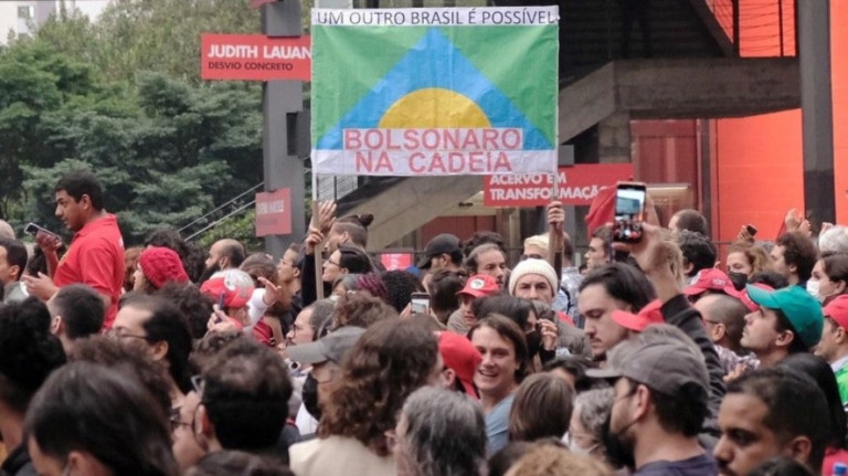 Brasileiros de todo o país vão às ruas em atos pró democracia