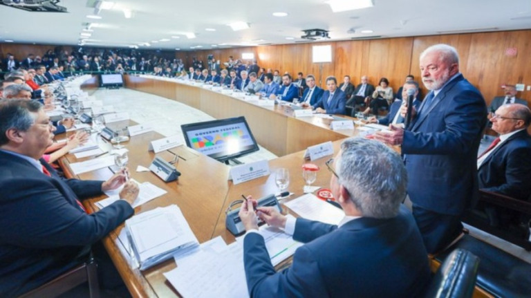 Leia carta em defesa da democracia assinada por Lula e governadores