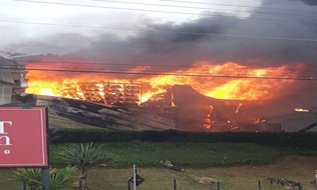 Incêndio destrói lojas de grife em outlet de rodovia paulista