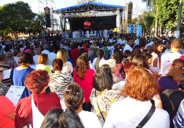 Fiéis acompanham celebração na Basílica São Bento – Alê Custódio