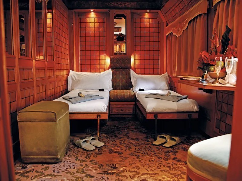 Quarto do trem de luxo The Eastern & Oriental Express, da Belmond, que faz itinerário no Sudeste Asiático