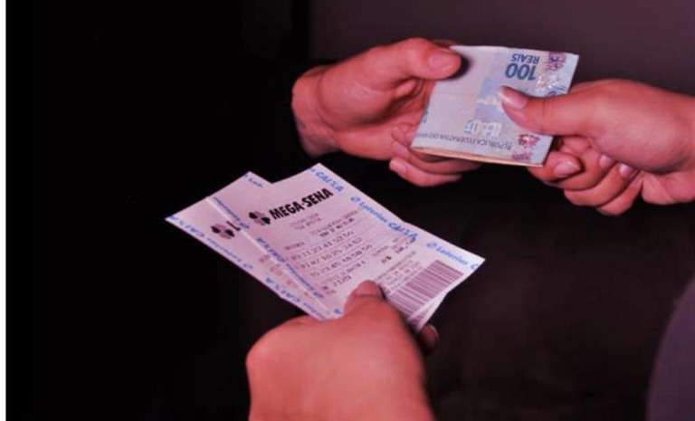 Mulher de 67 anos perde R$ 7,5 mil em golpe do bilhete em Marília