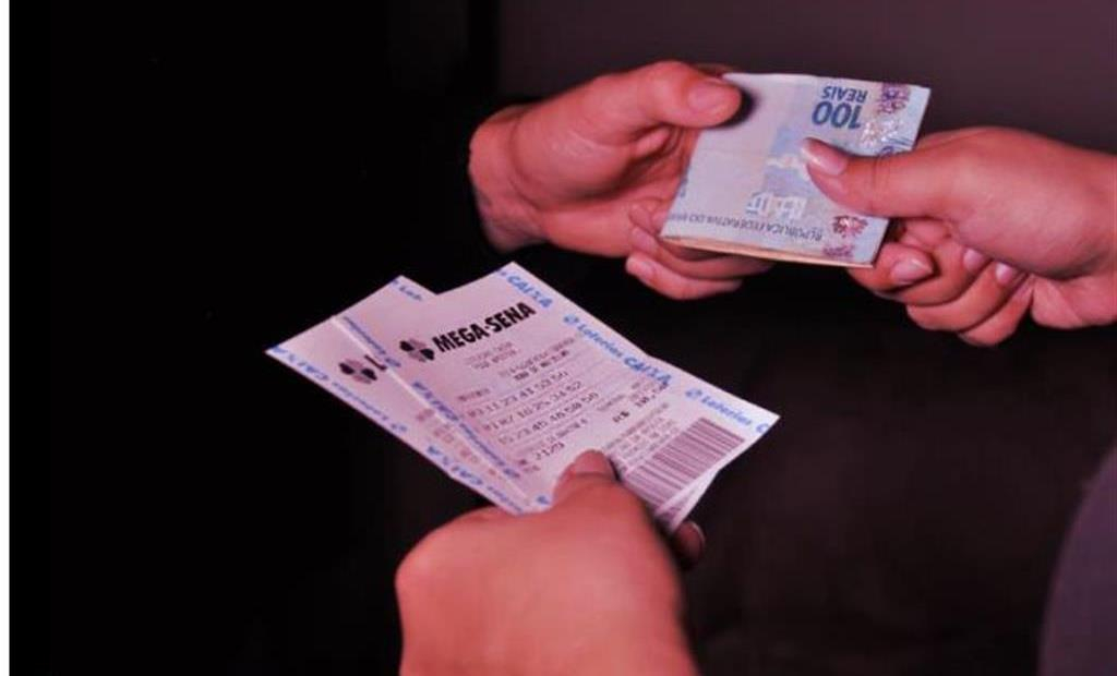 Mulher de 67 anos perde R$ 7,5 mil em golpe do bilhete em Marília Mulher de 67 anos perde R$ 7,5 mil em golpe do bilhete em Marília