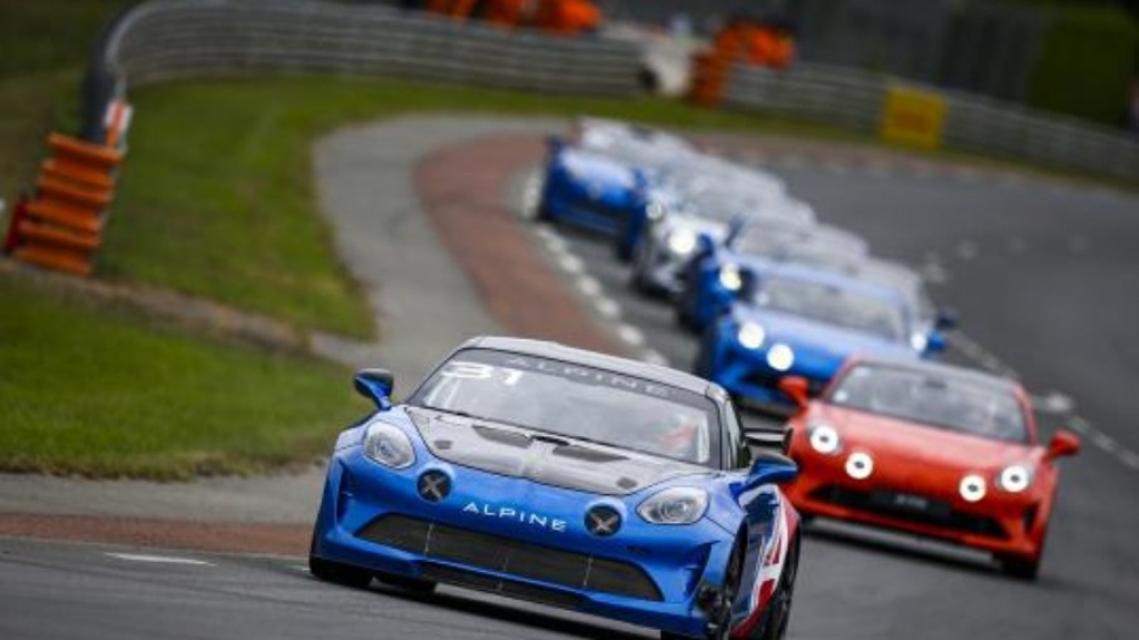 Alpine faz desfile histórico antes da largada das 24 Horas de Le Mans