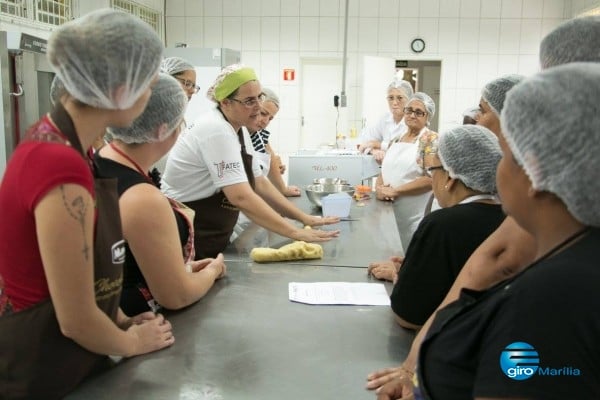 Cursos grátis de culinária ajudam mulheres a gerar renda