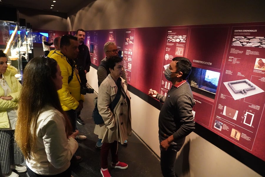 Visita ao museu, aqui é possível conhecer detalhes sobre a história e cultura do povo original da cidade sagrada de Quilmes. Foto: Cesar Valdivieso