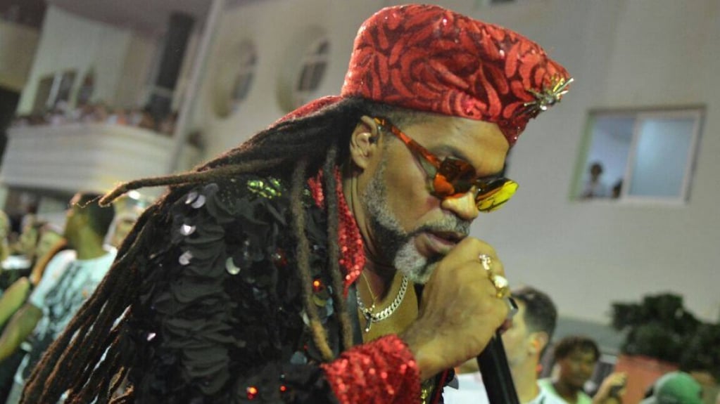 Carlinhos Brown interrompe coro de 'Fora, Bolsonaro' em show