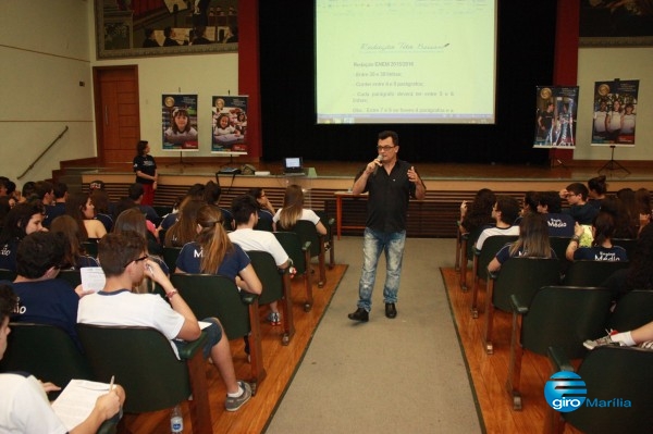 Tito Bassan em palestra de orientação sobre redações – Divulgação