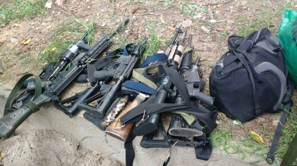 Polícias do RJ apreendem 3 fuzis por dia na guerra contra facções Polícias do RJ apreendem 3 fuzis por dia na guerra contra facções