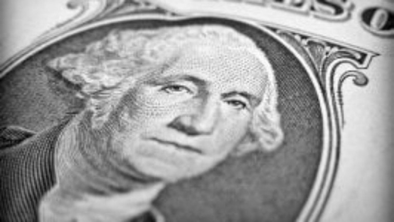 Dólar volta a operar acima de R$ 5; Bolsa tem leve alta