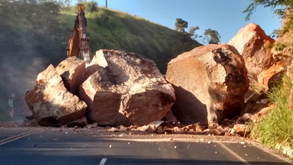 Rocha interdita parte de rodovia em Marília e complica trânsito