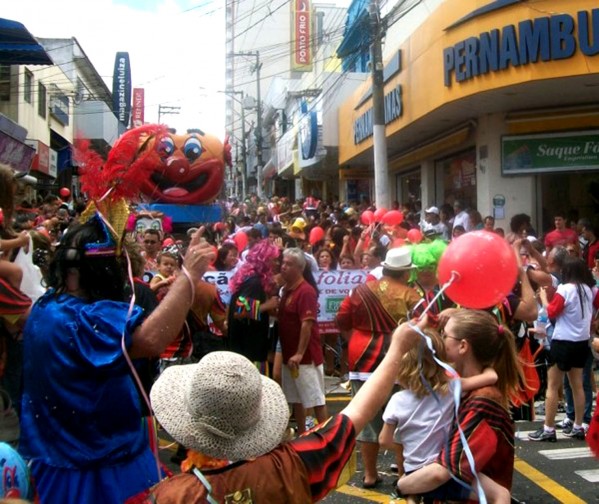 Desfile do Bloco no centro da cidade; alegria e tradição