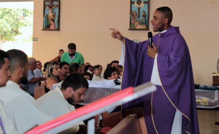 Pároco Thiago Barbosa durante a celebração na Santa Rita