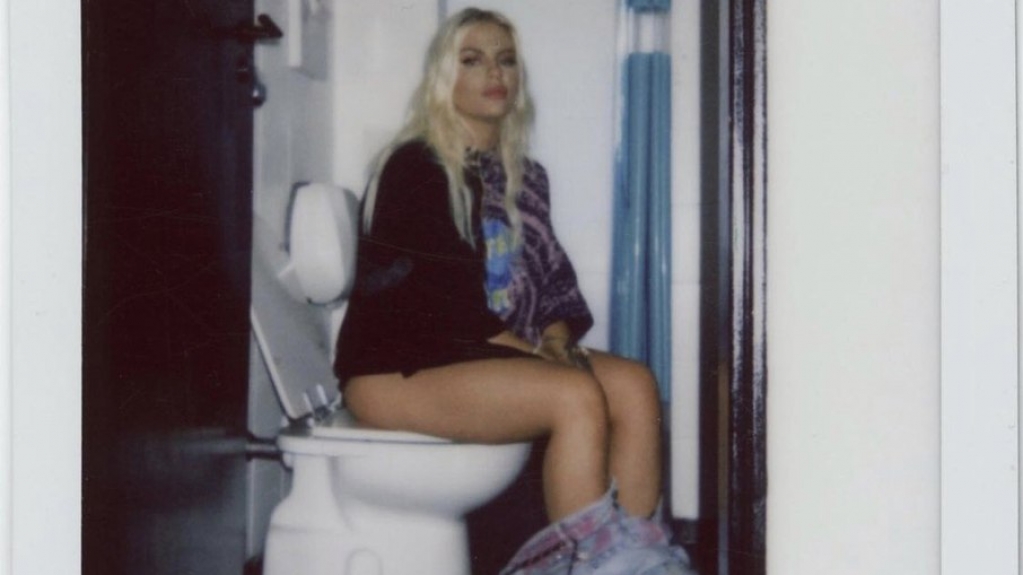 Internautas não perdoam foto de Luísa Sonza sentada em uma privada Internautas não perdoam foto de Luísa Sonza sentada em uma privada