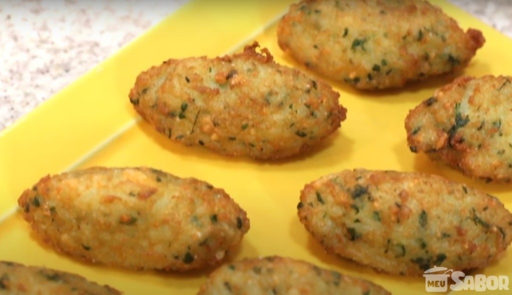 Bolinho de arroz todo mundo gosta, aprenda a fazer e não desperdice mais aquele arroz de ontem, fica uma delicia