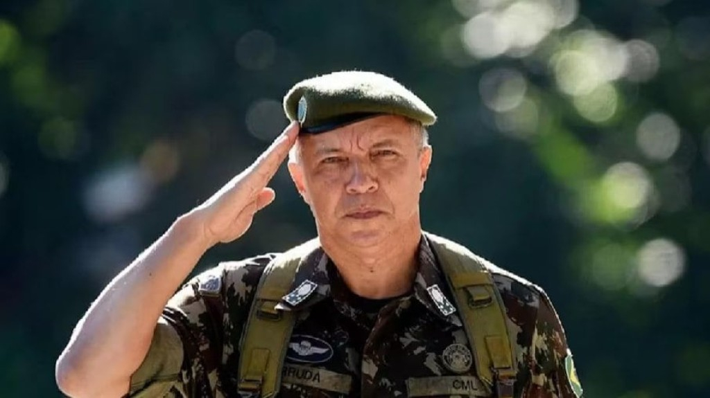 Lula demite comandante do Exército