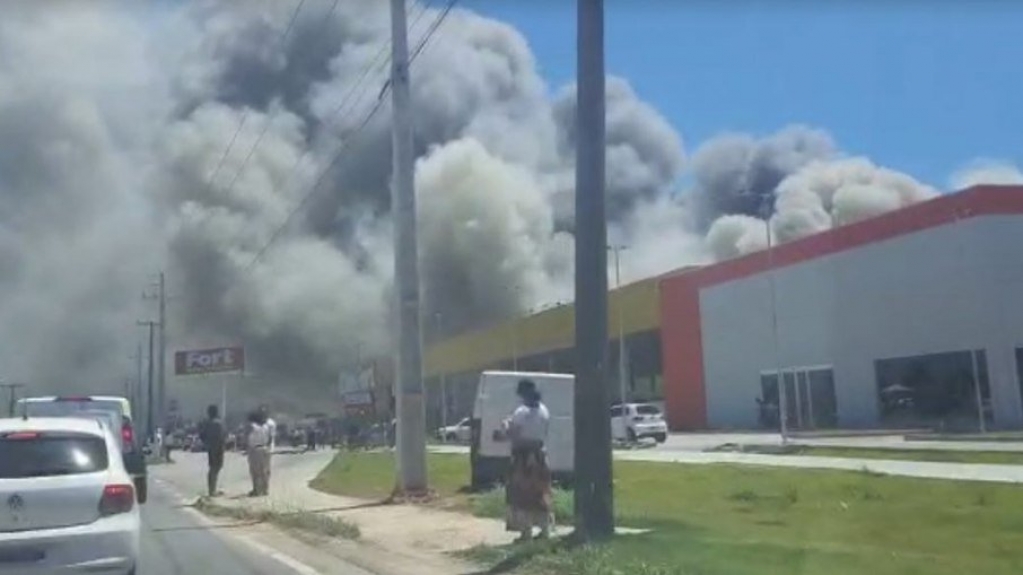 VÍDEO: incêndio atinge supermercado em Florianópolis