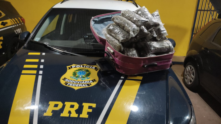 Blitz da PRF em Ourinhos apreende 7,5kg de skunk com adolescente