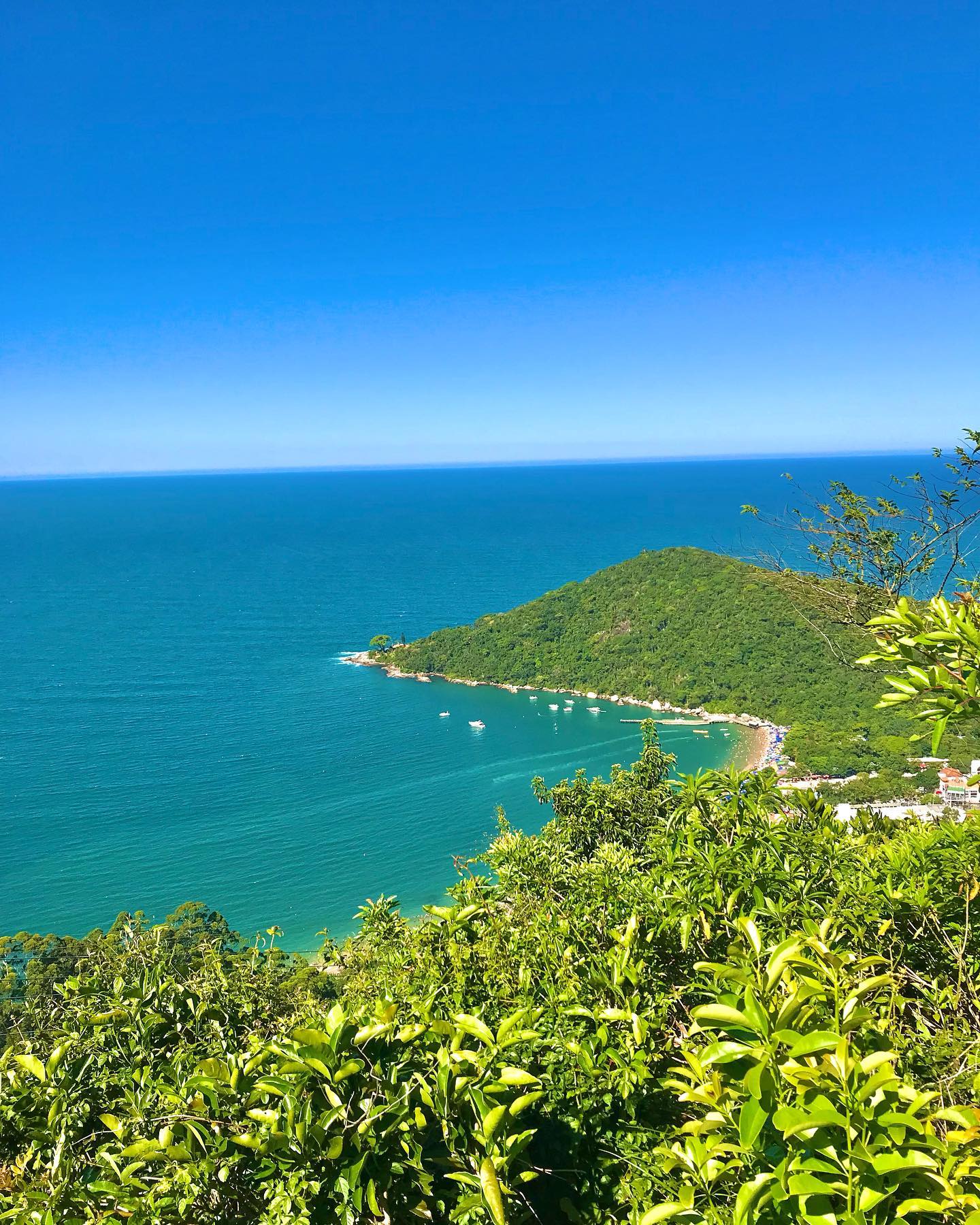 Praia de Laranjeiras, em Balneário Camboriú. Foto: Reprodução/Instagram 21.07.2023