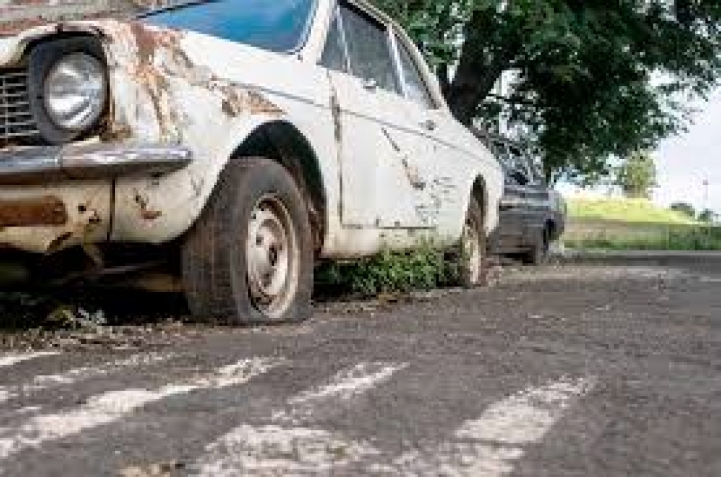 Emdurb notifica mais nove carros abandonados; lista tem ônibus e caminhão