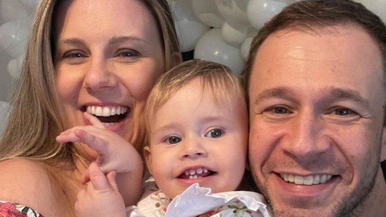Filha de Tiago Leifert ganha roupão de "liderzinha" do ‘BBB 22’