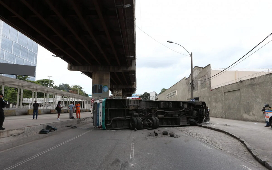 Um ônibus da linha 397 (Campo Grande x Candelária) tombou na Avenida Brasil, no Rio de Janeiro, na manhã deste domingo (16).. Foto: Cléber Mendes/Agência O Dia