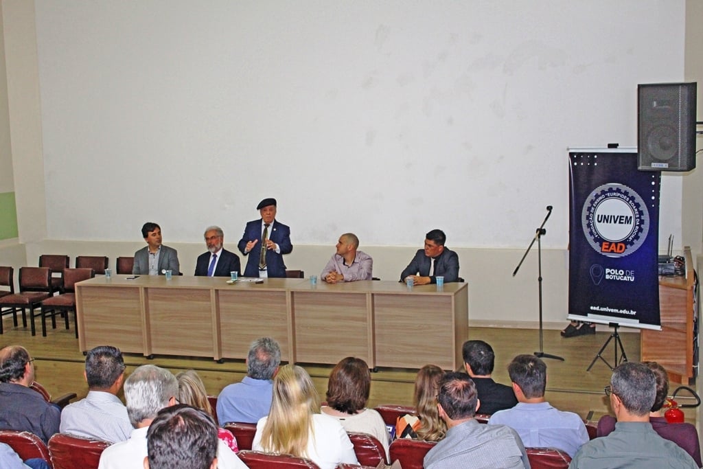 Lançamento oficial do polo EaD de Botucatu. Evento reuniu autoridades e convidados no auditório da Associação Comercial e Industrial de Garça