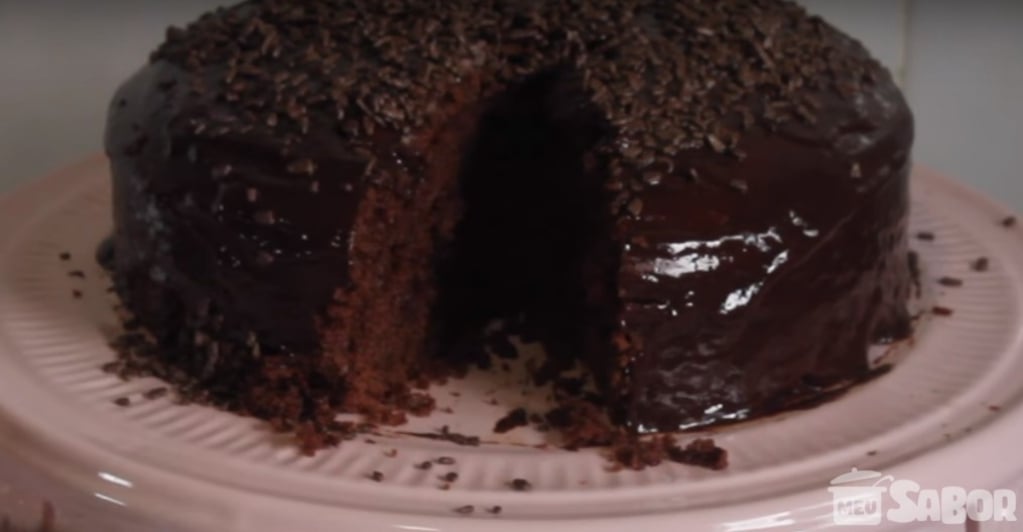 Aprenda a fazer um delicioso Bolo de chocolate com cobertura