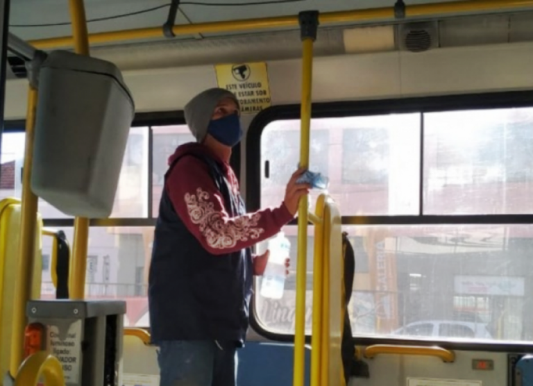 Prefeitura revoga decreto e livra empresas de higienizar ônibus após viagens