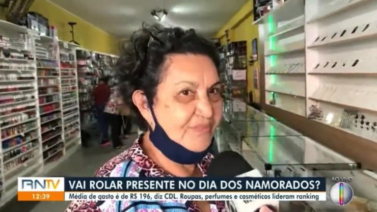 Mulher viraliza após pedir presente para namorado casado ao vivo