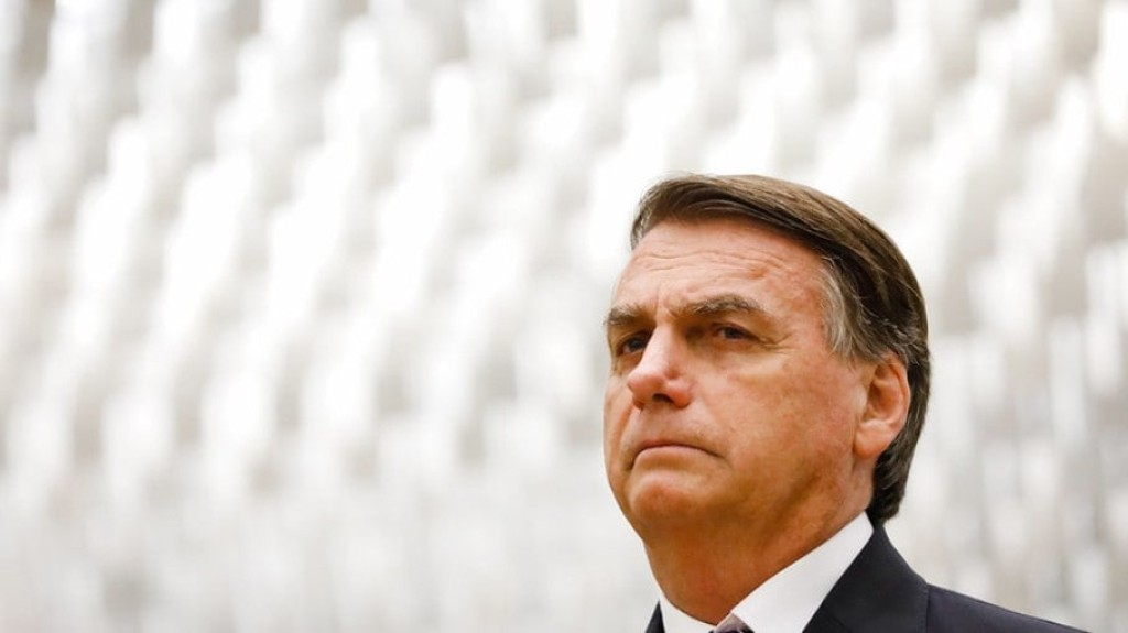 Receita Federal blindou familiares e aliados de Bolsonaro por 4 anos