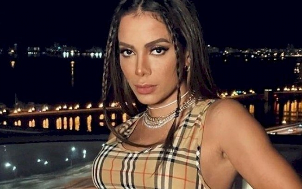 Anitta rebate Bolsonaro após opinião do presidente sobre o BBB Anitta rebate Bolsonaro após opinião do presidente sobre o BBB
