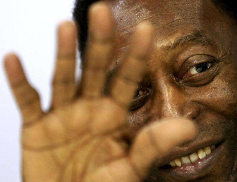 Pelé melhora mas segue internado na UTI e faz hemodiálise