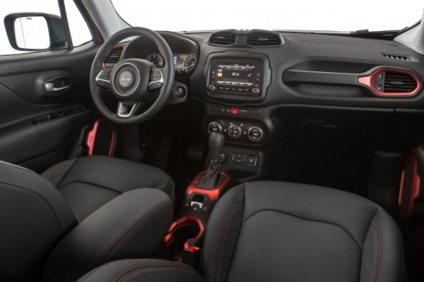 Jeep Renegade entra em lista dos dez melhores interiores de veículo