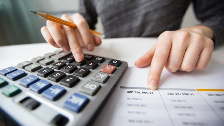 FreePik/katemangostar 21 bancos terão que reduzir taxas