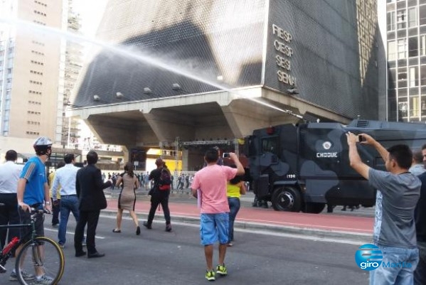 Tropa de Choque lança jatos d’água em manifestantes – Daniel Mello/Agência Brasil