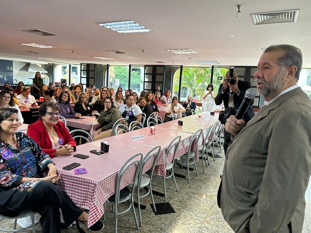 Carlos Lupi, ministro da Previdência Social, em café da manhã no Dia das Mulheres. Foto: Reprodução/Twitter - 08/03/2023