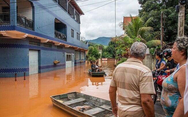 Rua alagada após chuvas em Minas Gerais