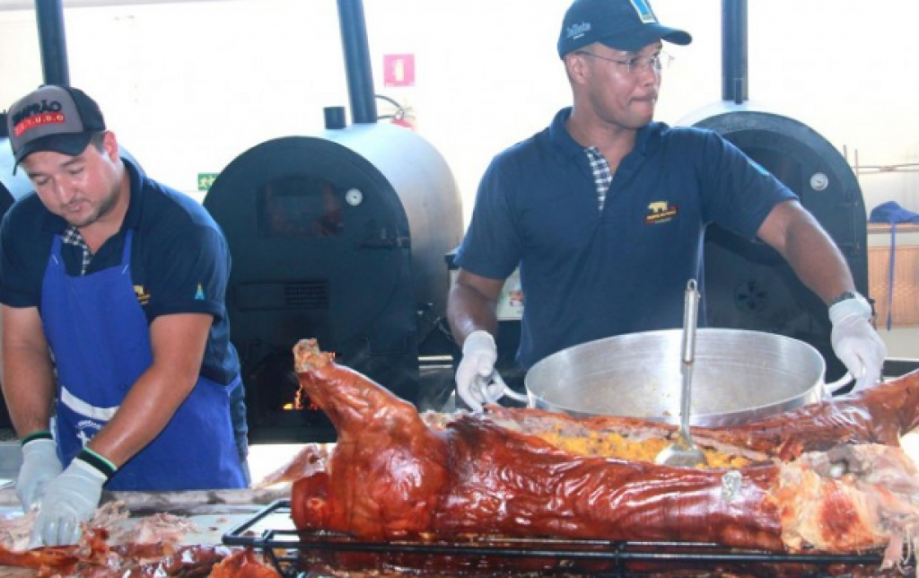 Porco no forno arrecada recursos para entidade neste domingo