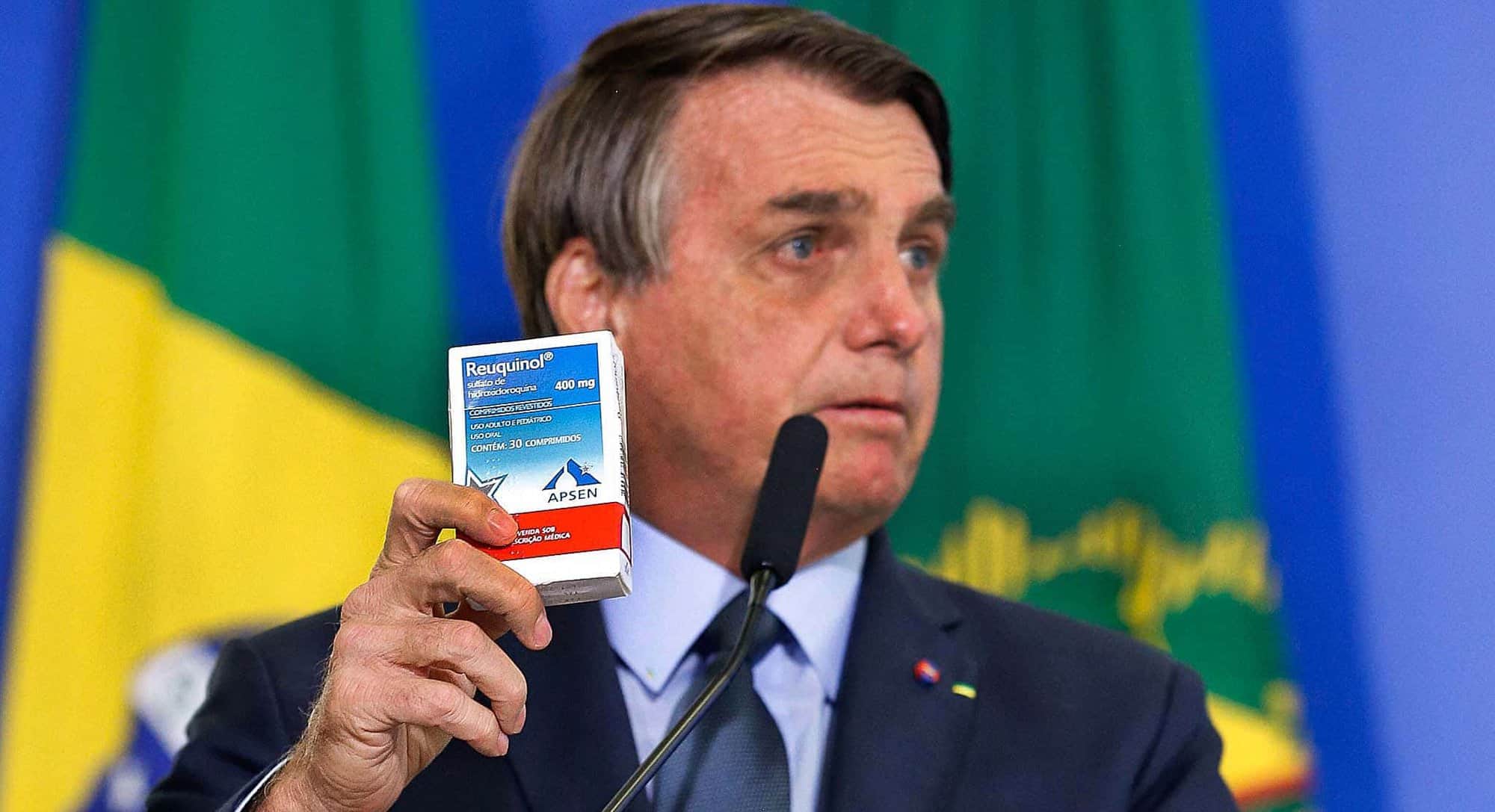 Presidente Jair Bolsonaro segurando uma caixa de cloroquina, cujo medicamento não tem eficácia comprovada contra a Covid-19