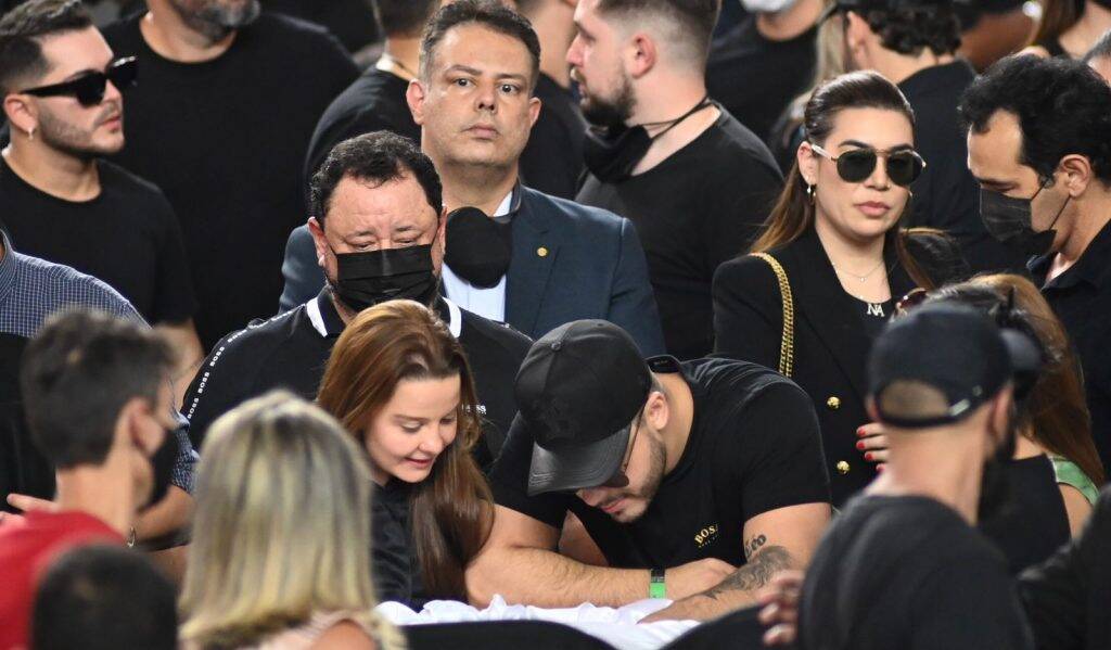 Maiara e Maraisa no velório de Marília Mendonça. Foto: AgNews