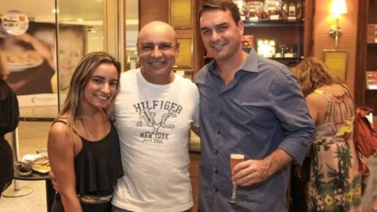 Flávio Bolsonaro diz que se encontrou com Queiroz e tratou de eleição