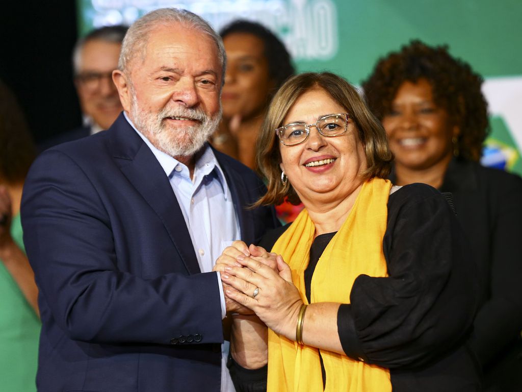 O presidente eleito, Luiz Inácio Lula da Silva, e a futura ministra da Mulher, Cida Gonçalves, durante anúncio de novos ministros que comporão o governo.. Foto: Marcelo Camargo/Agência Brasil - 22.12.2022