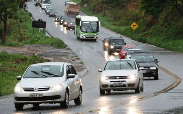 Justiça Federal suspende lei do farol baixo e multas em rodovias