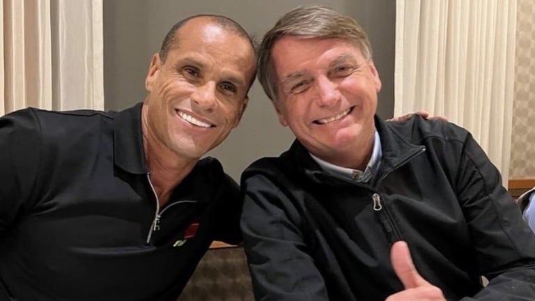 Rivaldo é hostilizado ao aparecer almoçando com Bolsonaro: "Vergonha"