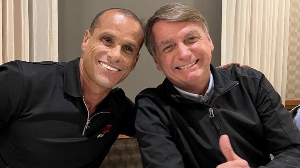 Rivaldo é hostilizado ao aparecer almoçando com Bolsonaro: "Vergonha"