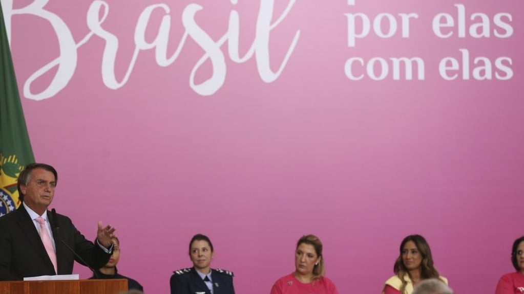 Bolsonaro diz que "mulheres estão praticamente integradas à sociedade" Bolsonaro diz que "mulheres estão praticamente integradas à sociedade"