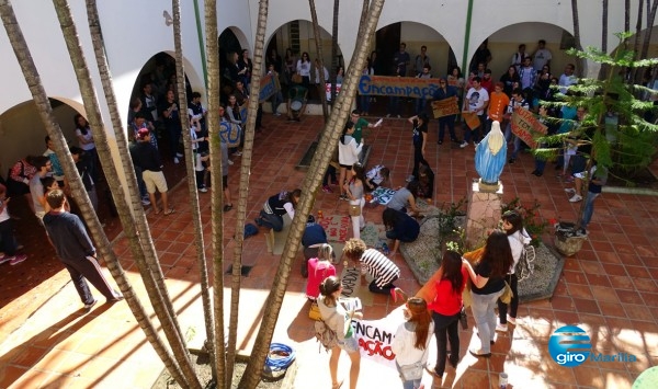 Estudantes durante primeiro protesto em abril – Rogério Martinez/Giro Marília